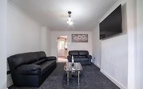 Cheerful 3 Bedroom Family Home With Parking